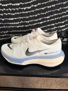 Nike men’s White, Black & Light Blue Zoomx Invincible Run 3 Running Shoes